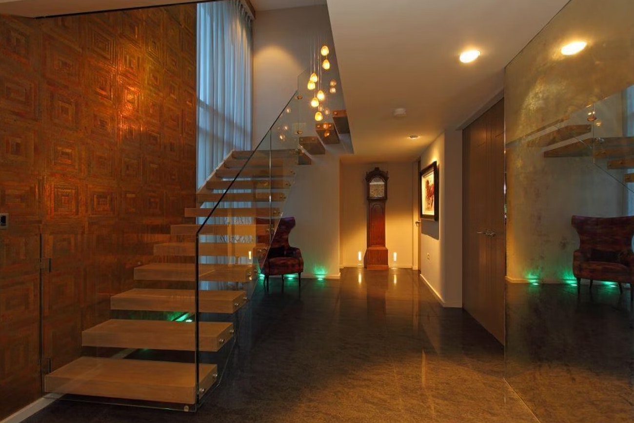 https://hampshirelight.imgix.net/storage/uploads/How-to-Light-Up-Your-Indoor-Staircase-V1_itexa.jpg?fm=pjpg&auto=format