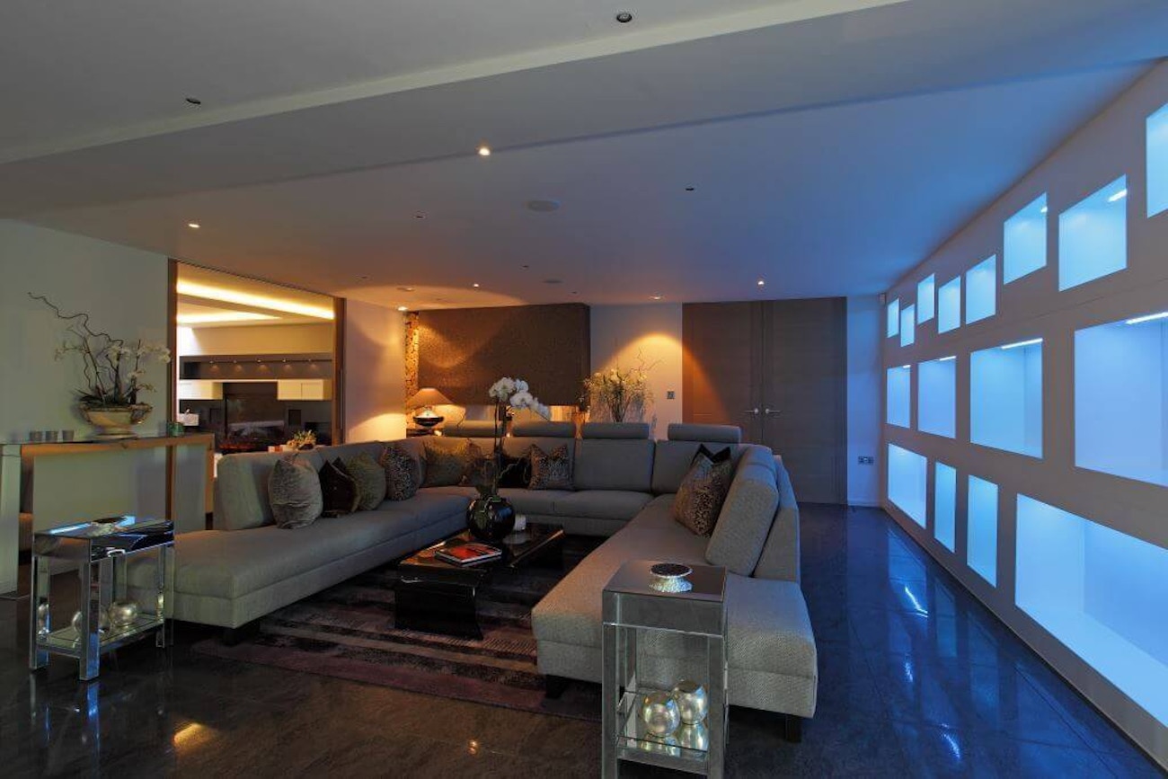 Using Accent Lighting to Influence Mood and Atmosphere in High-End Residential Spaces